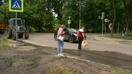 На Ударной из-под земли в течение суток вырывался поток воды