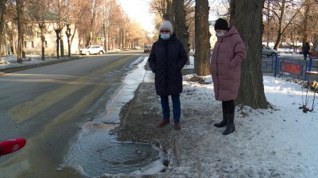 На Ударной из-под земли в течение суток вырывался поток воды