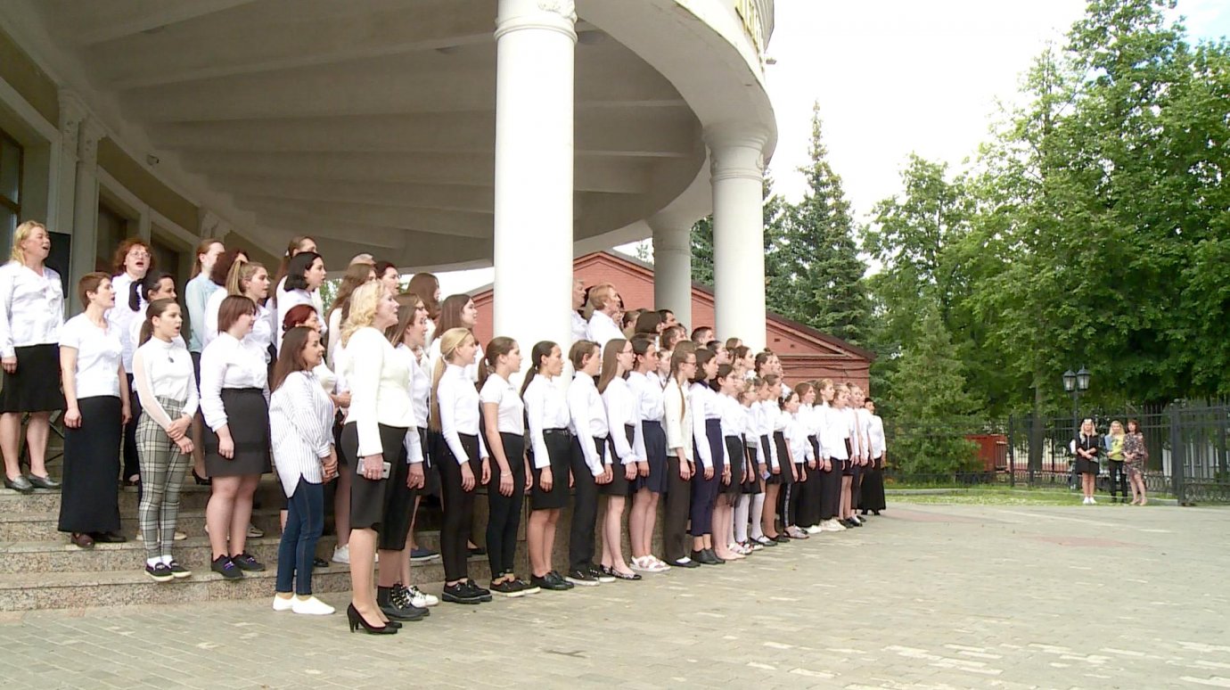 Участники хоровых коллективов Пензы исполнили гимн России