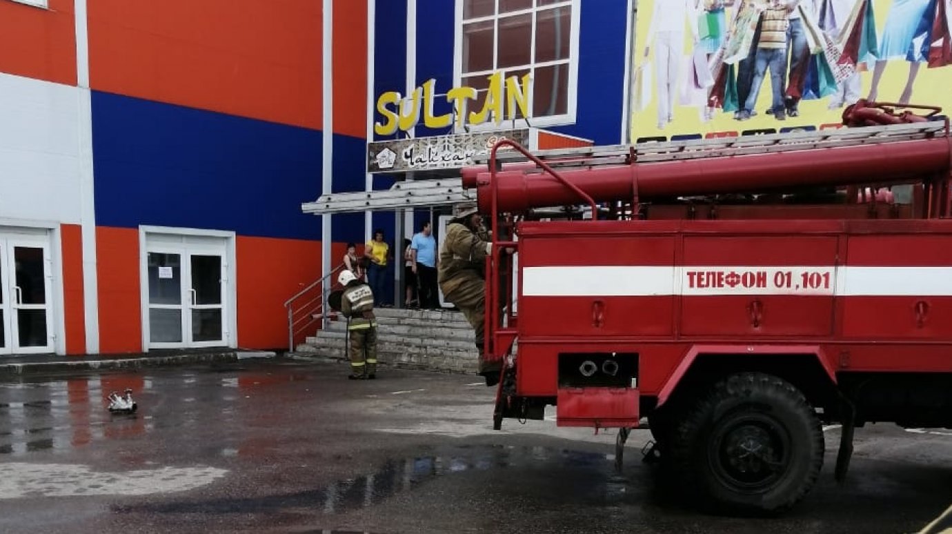 В Кузнецке из-за пожара в кафе эвакуировали десять человек