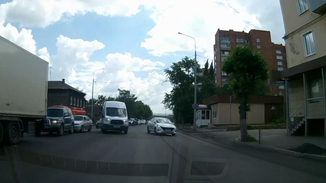 На ул. Урицкого на встречной полосе одновременно оказались 2 машины