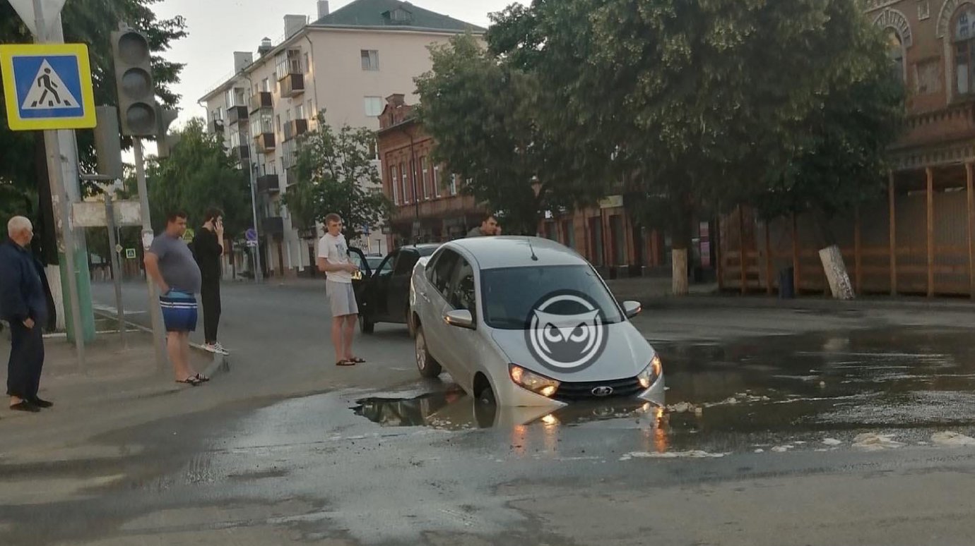 На ул. Московской в Пензе часть «Лады» ушла под асфальт