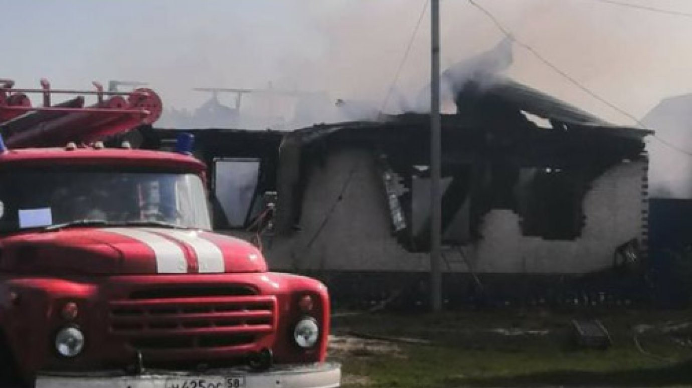 При пожаре в Кузнецком районе пострадали два человека
