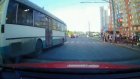 В Терновке водитель автобуса промчался к пассажирам на красный