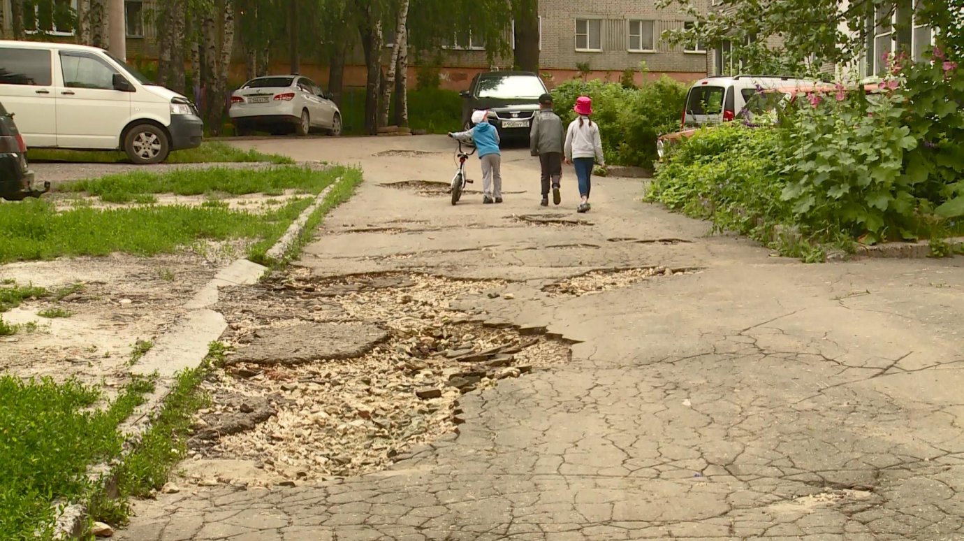 Жители улицы Совхоз-техникум пожаловались на разбитую дорогу