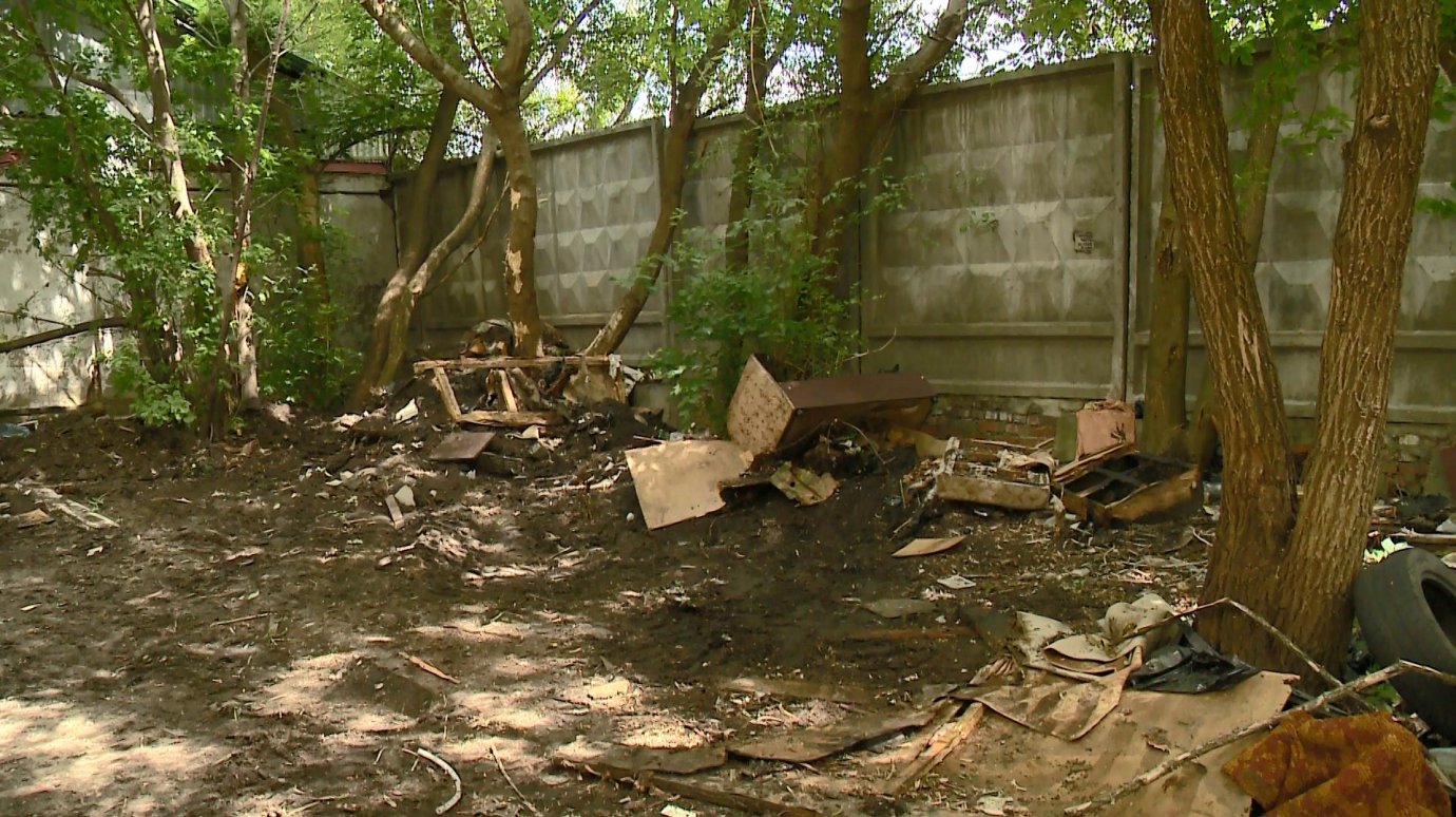 Жители дома на Заводской бросают из окон отходы и хлам
