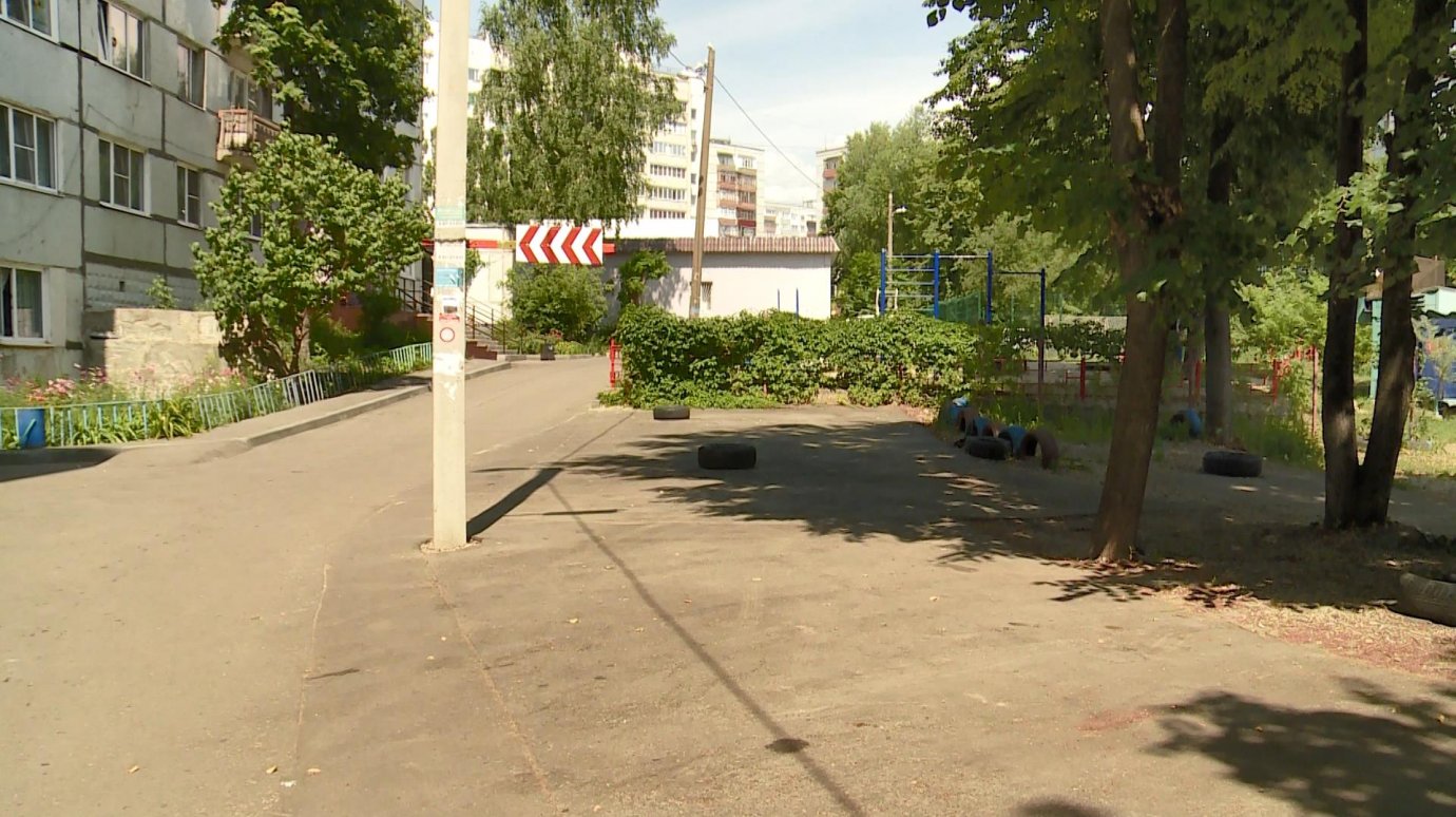 Жители ул. Кижеватова пожаловались на недоделанную парковку