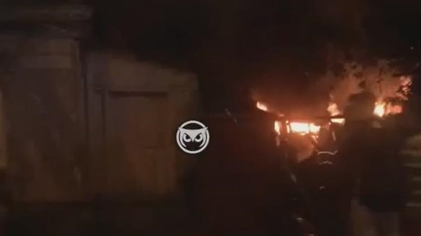 Деревянный дом на улице Калинина в Пензе тушили 24 пожарных