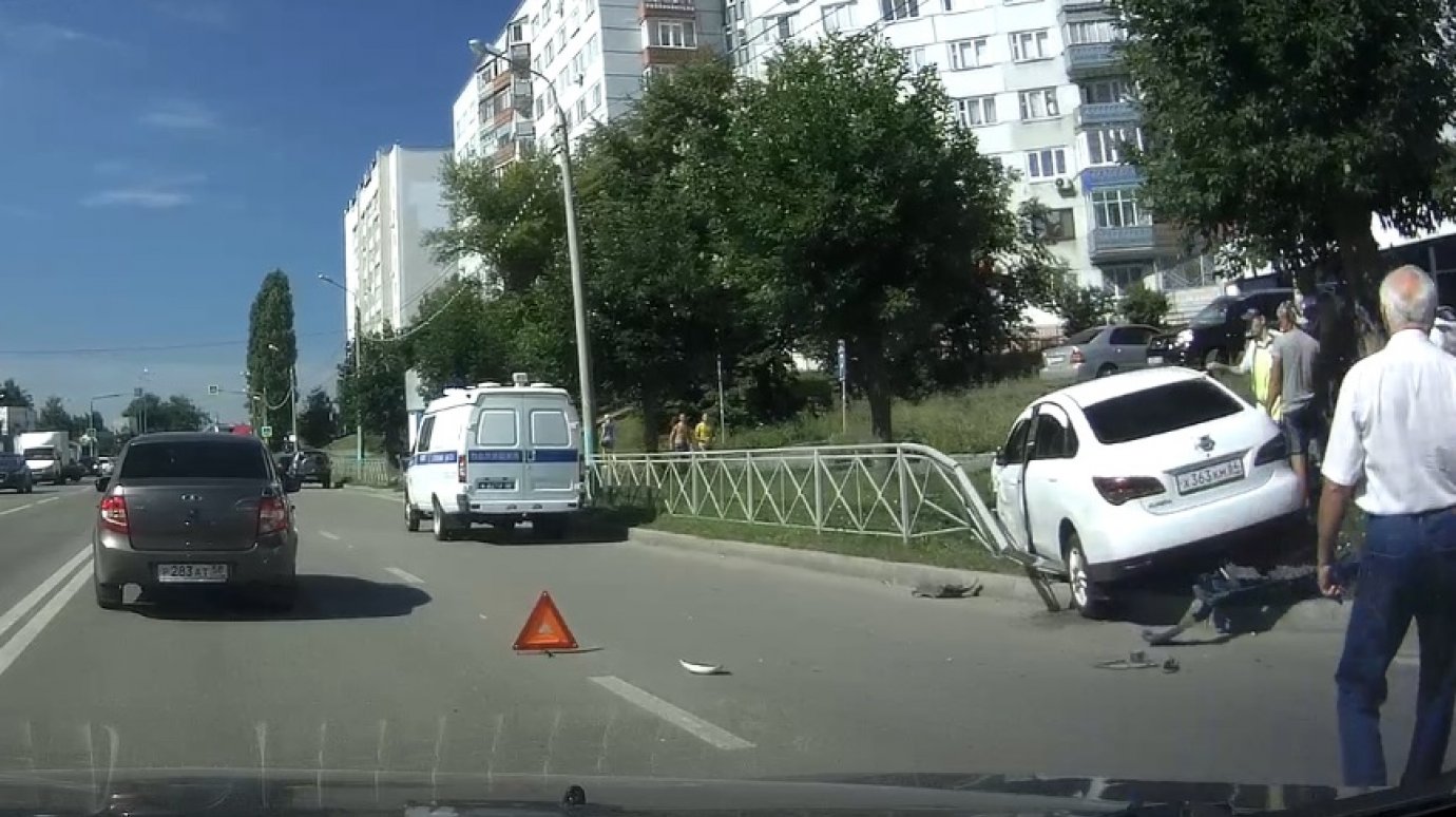 На ул. Кижеватова Nissan столкнулся с «Нивой» и снес ограждение