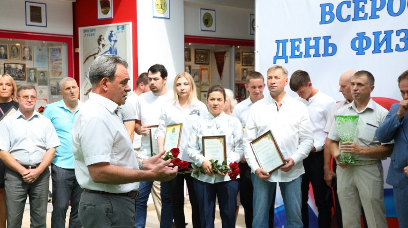 В. Лидин вручил награды лучшим спортсменам Пензенской области