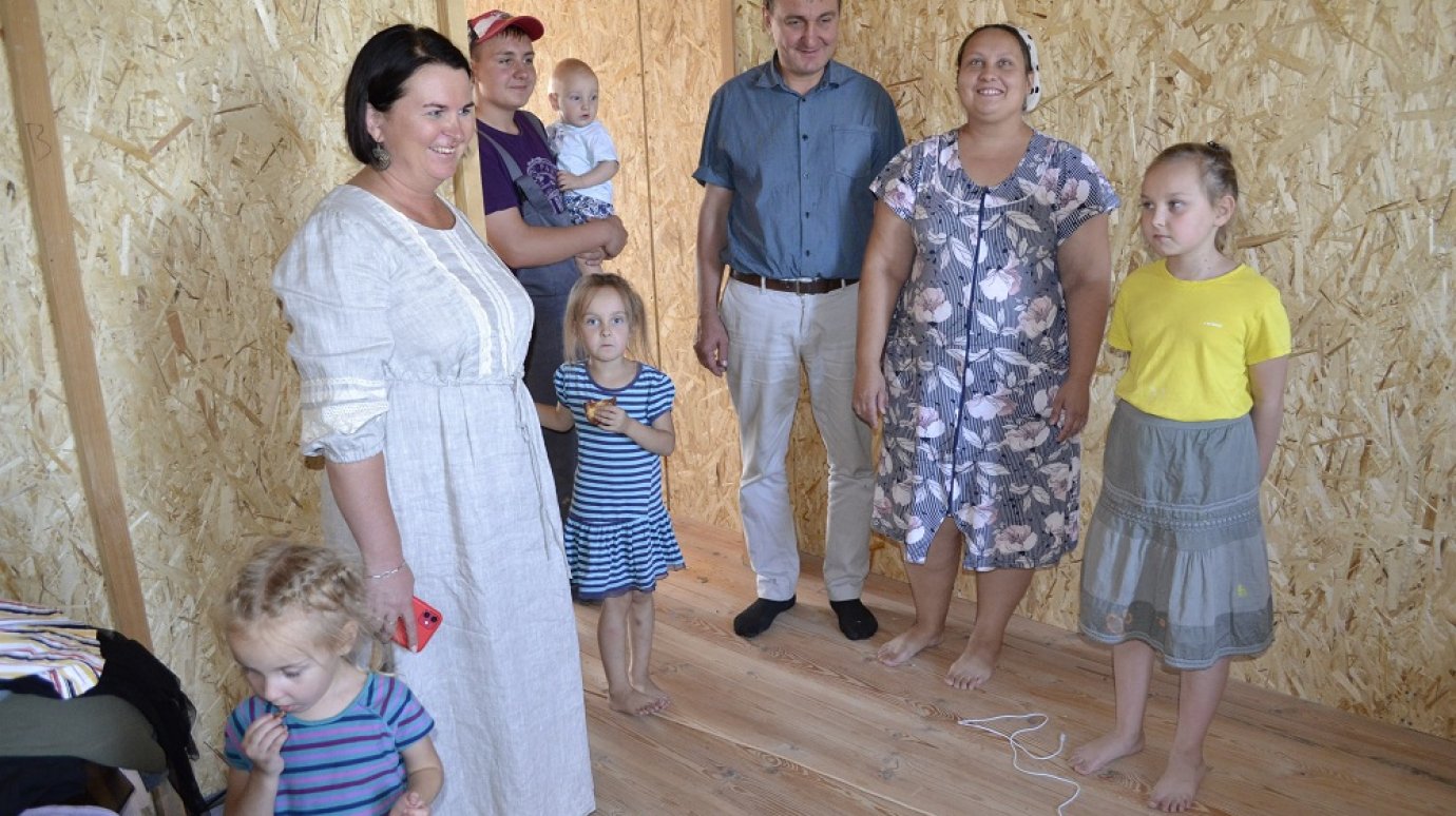 «Караван добрых дел» помог семье с 9 детьми доделать ремонт в доме