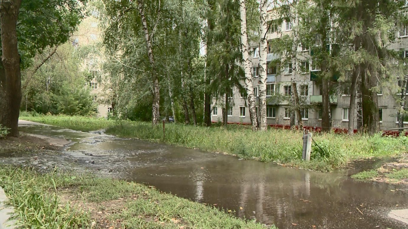 В Пензе улицы Пролетарскую и Толстого затопило водой
