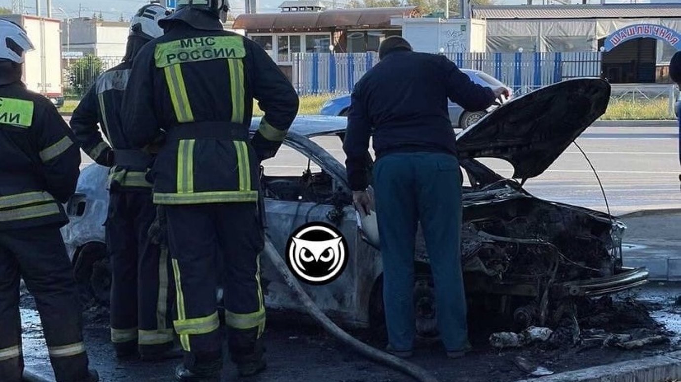 На улице Луначарского в Пензе огонь уничтожил такси