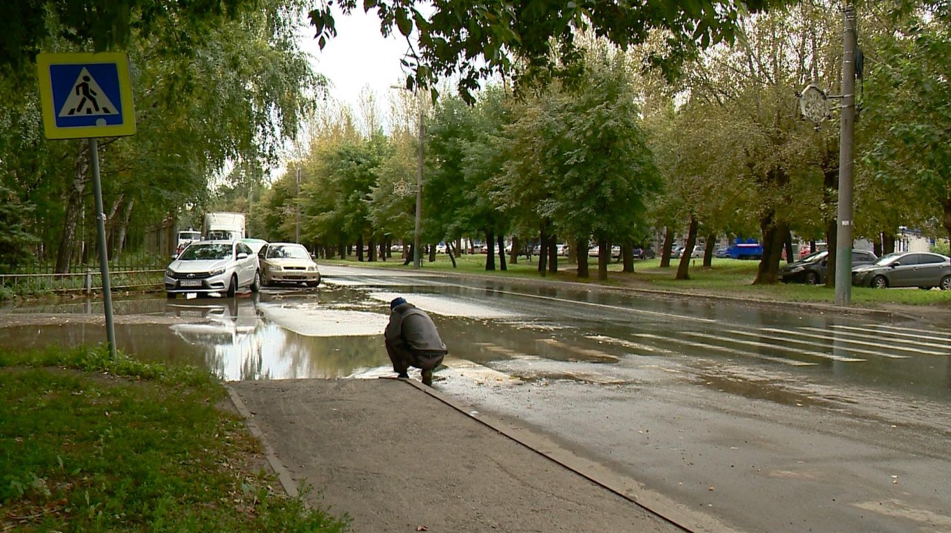 На улице Каракозова утекающая из сетей вода размывает асфальт