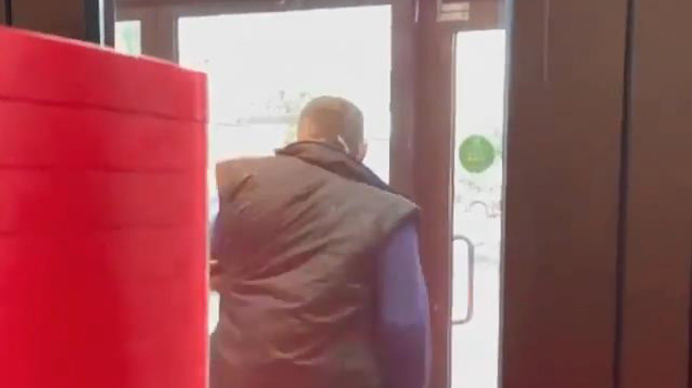 Разбушевавшийся мужчина перекрыл выход из магазина на ул. Суворова