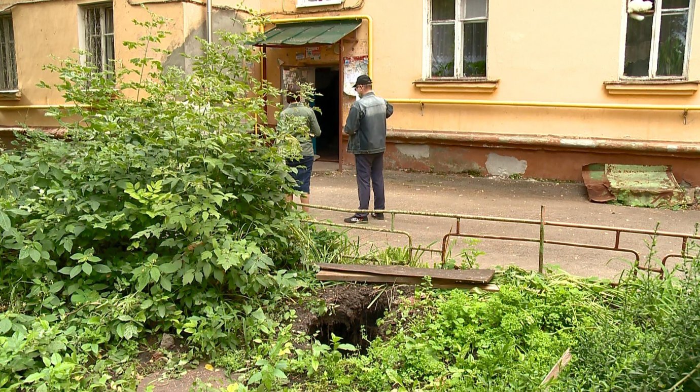 На улице Циолковского нечистоты размывают почву у трехэтажки