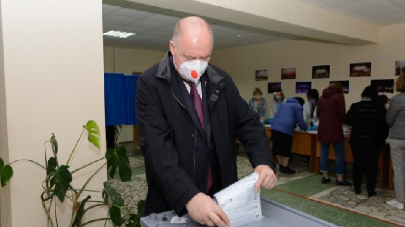 В. Супиков проголосовал на выборах губернатора и депутатов Госдумы