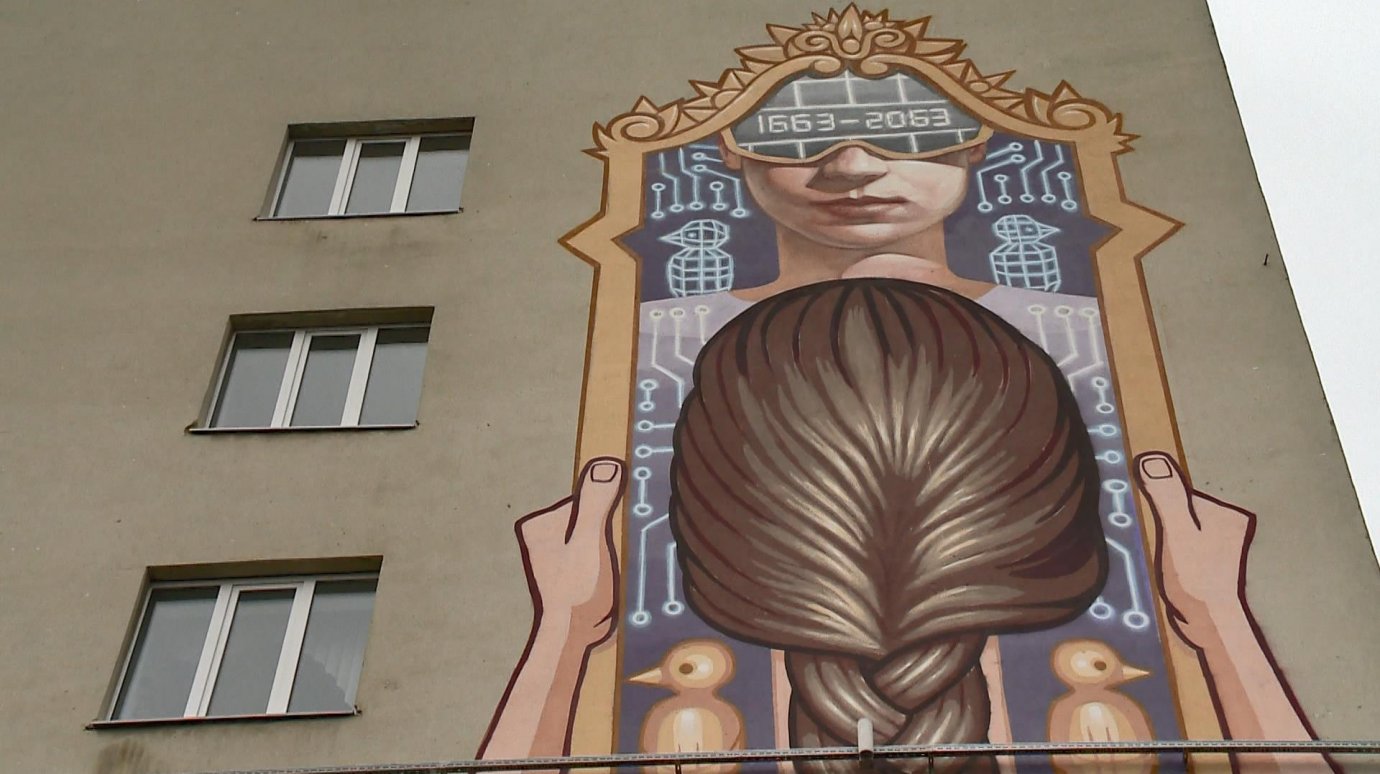 В Пензе художник изобразил связь времен на фасаде здания колледжа