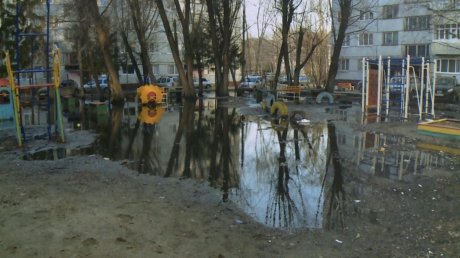 Детская площадка на Ладожской, 5, регулярно исчезает под водой