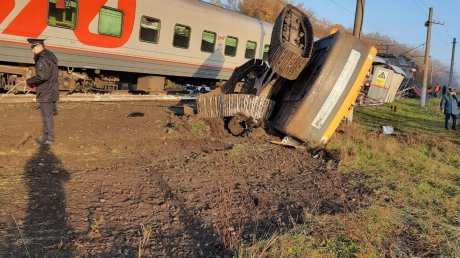 В Пензенской области поезд врезался в КамАЗ, три вагона сошли с рельсов