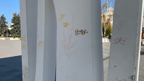 Наскальная живопись: на Фонтанной площади испортили качели