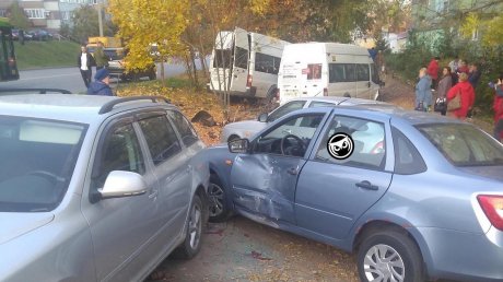 На ул. Кижеватова в ДТП попали несколько машин и две маршрутки