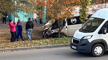 На ул. Кижеватова в ДТП попали несколько машин и две маршрутки