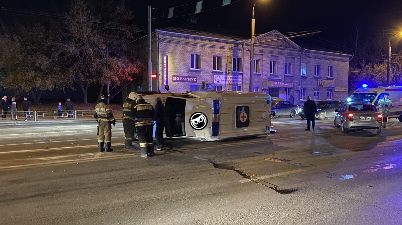 Очевидцы: В Терновке перевернулась скорая, погиб человек