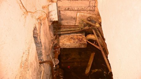 В подвале дома на Коммунистической десять лет стоит вода