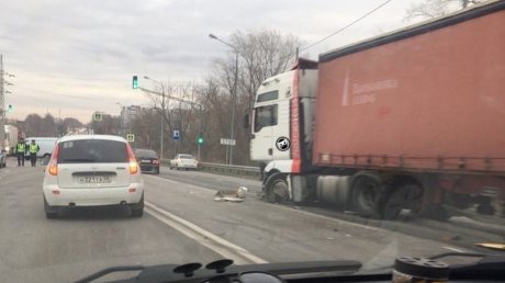 Авария с ВАЗом и фурой вызвала затор на въезде в Пензу