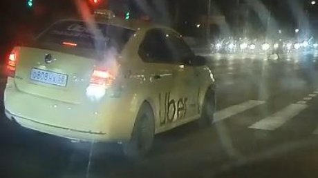 Протиснулся: в Терновке спешивший таксист перекрыл путь пешеходам