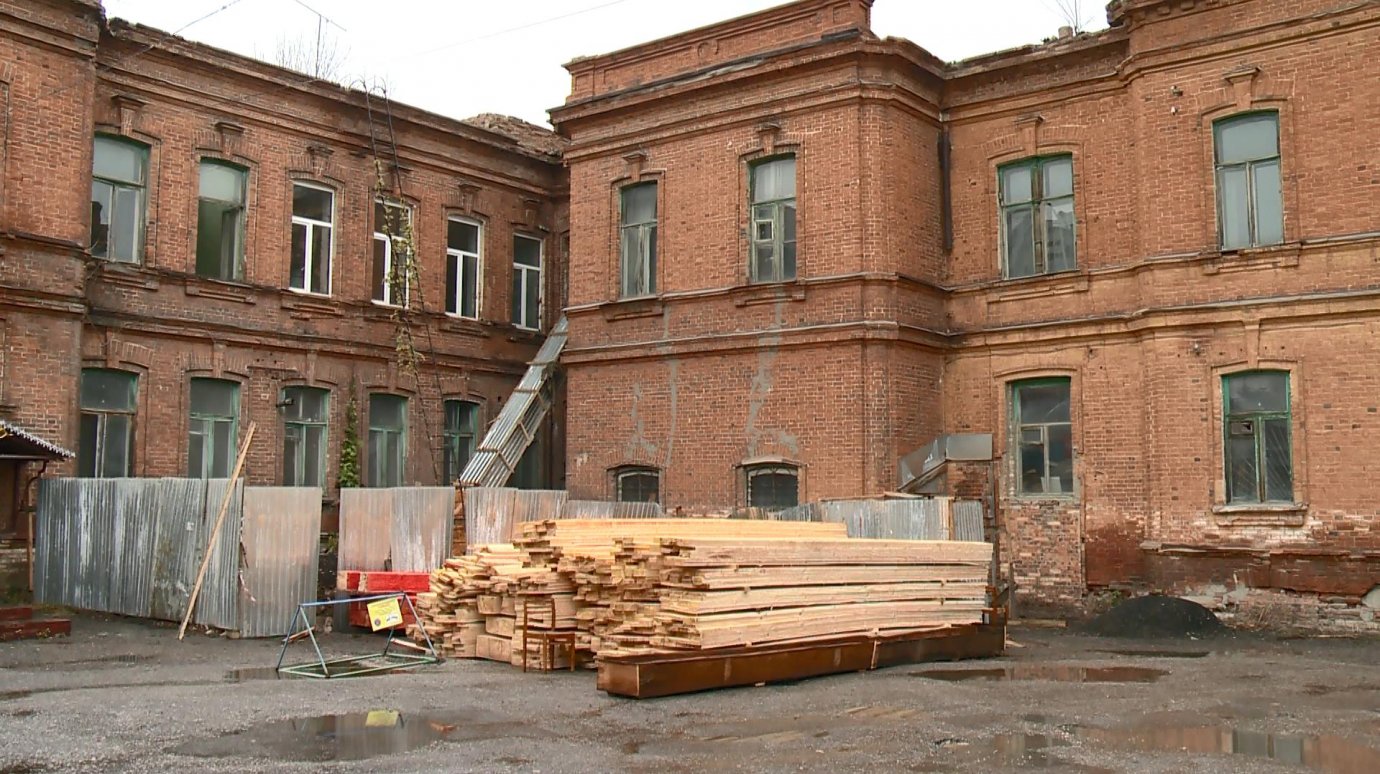 В здании на улице Гладкова, 10, начали делать ремонт