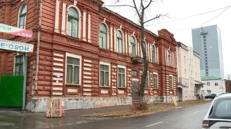 В здании на улице Гладкова, 10, начали делать ремонт