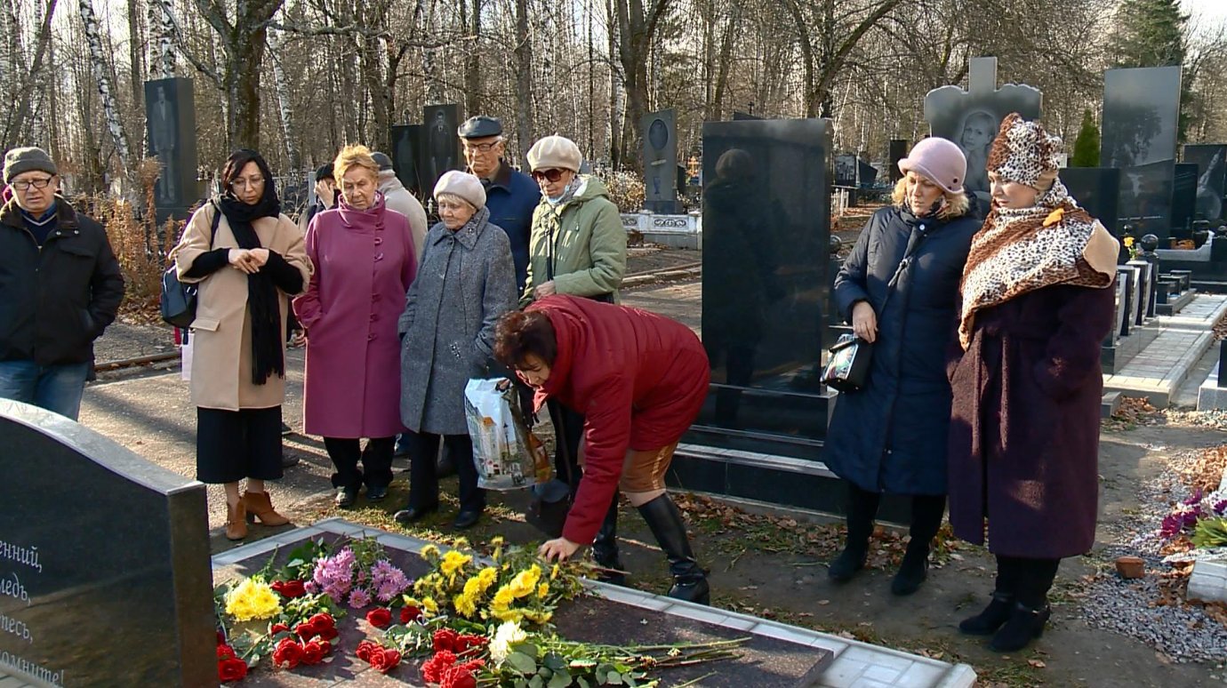 На могиле Ларисы Яшиной открыли надгробный памятник