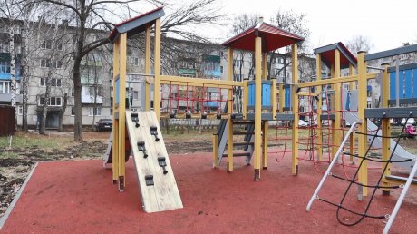 В Пензе новая детская площадка покрылась грязью