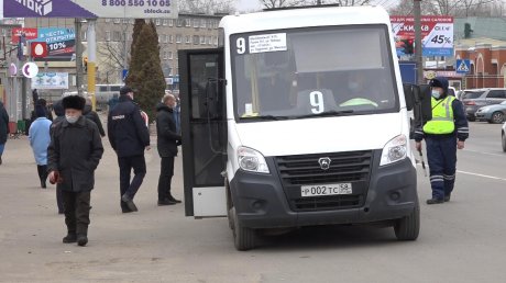 В Пензе и Кузнецке ловят безмасочников в транспорте