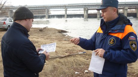 Пензенские спасатели предупредили рыбаков об опасностях ледяной воды