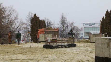 Мельниченко показал, как возводят стелу «Город трудовой доблести»