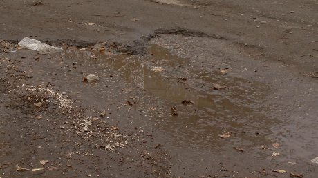 Дорога у дома на Островского, 12, давно требует ремонта