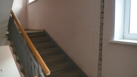 Жительница проблемного дома в Заре: Трещина идет в квартиру