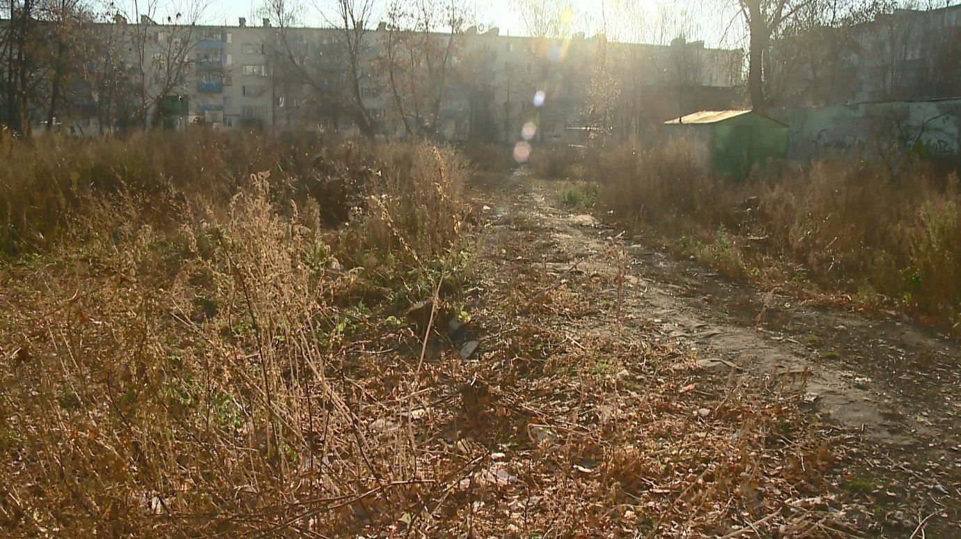 Свалка на улице Ворошилова не исчезла после сноса гаражей