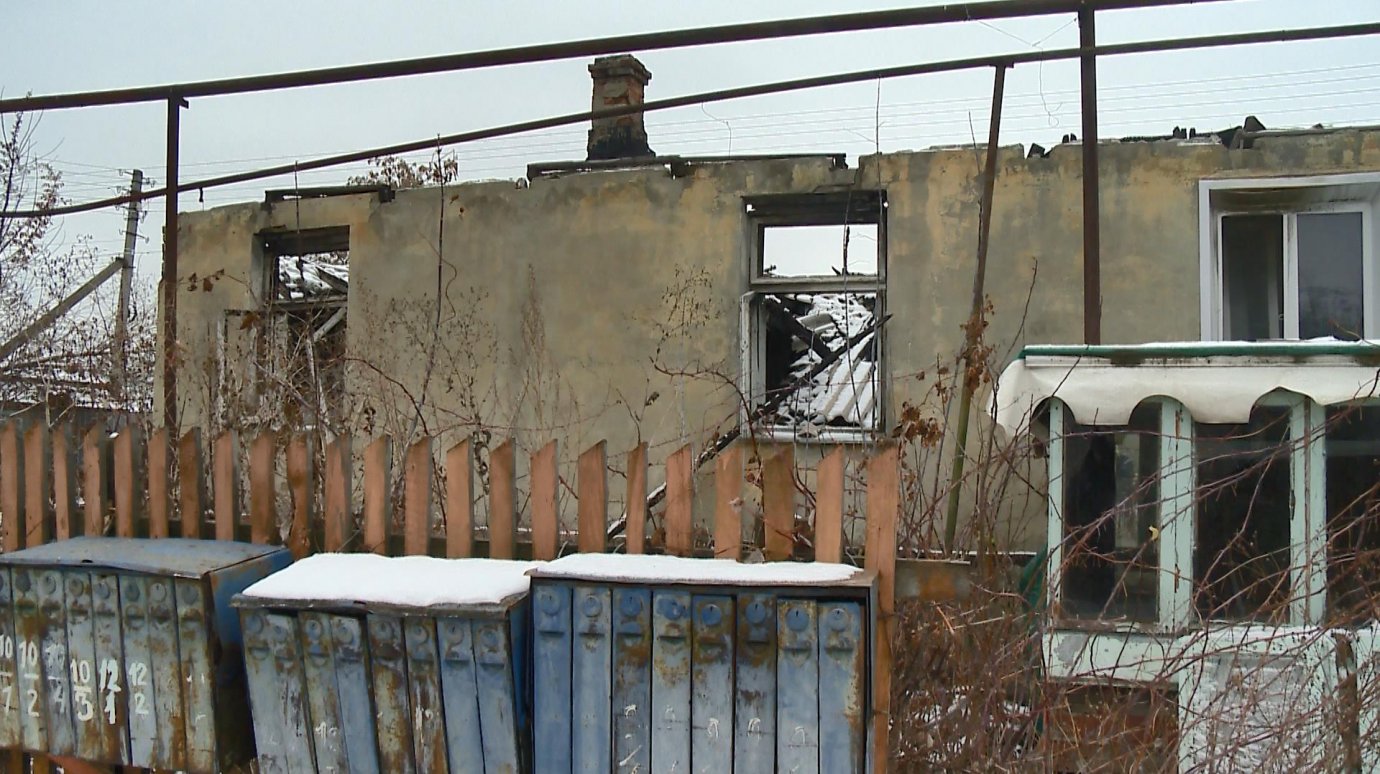 Жителям Казанской досаждает запах гари от развалин