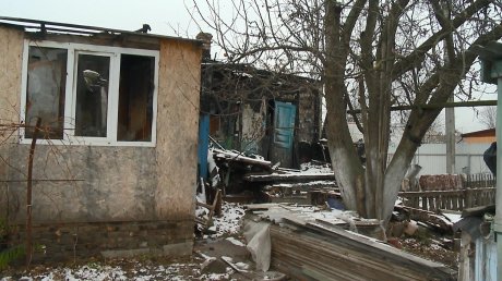 Жителям Казанской досаждает запах гари от развалин