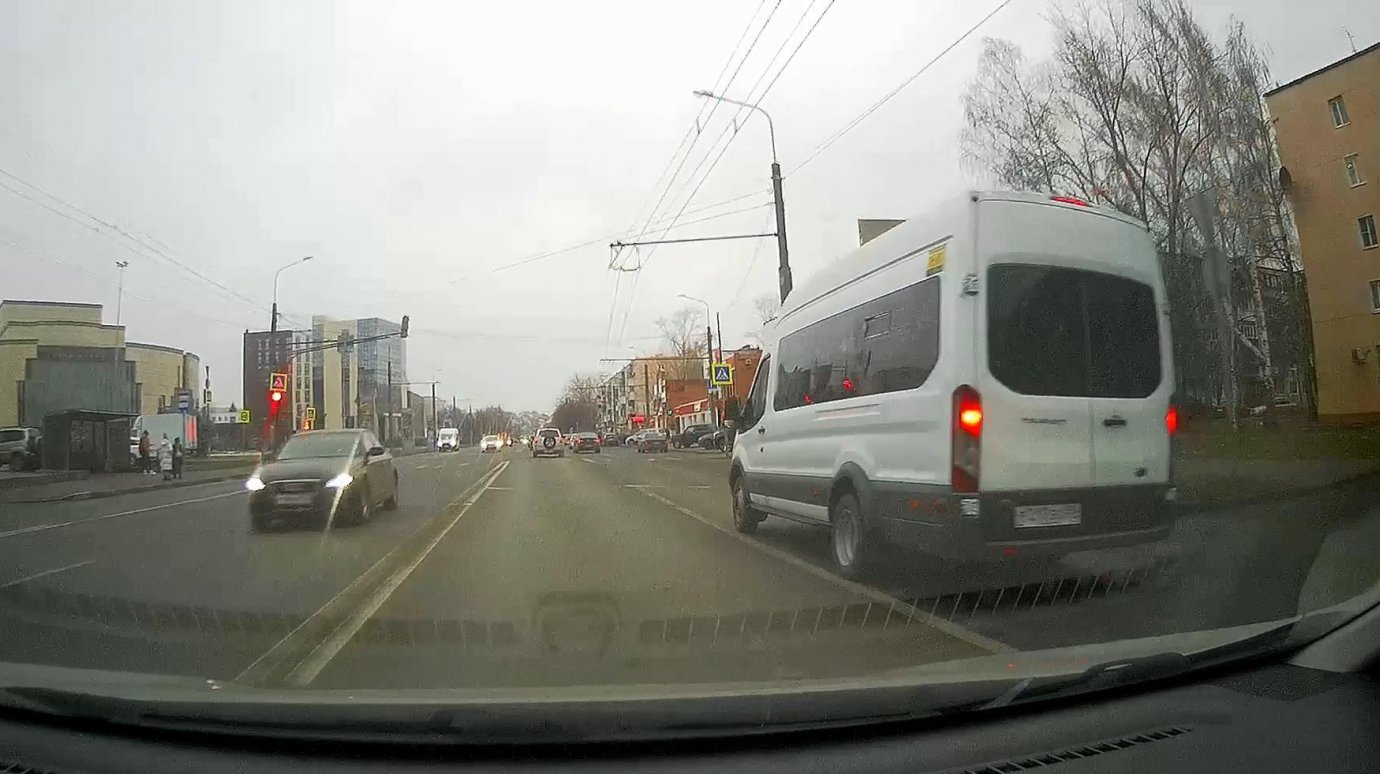 На улице Суворова водитель Ford Transit  промчался на красный свет