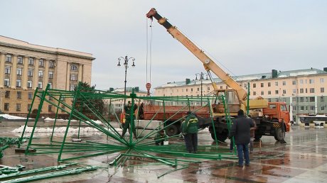 На площади Ленина приступили к монтажу главной елки города