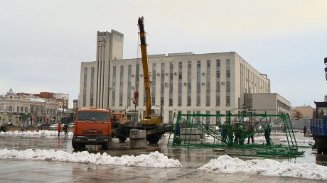 На площади Ленина приступили к монтажу главной елки города