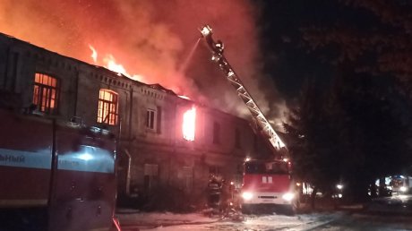 Пожар на улице Свердлова пришлось тушить водой из Суры