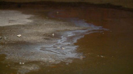На Леонова, 30, канализационные стоки затопили подвал
