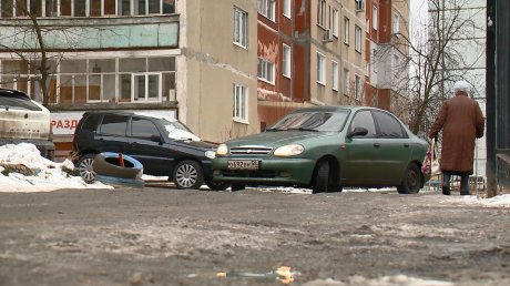 Дорога во дворе на улице Бородина покрылась буграми и впадинами