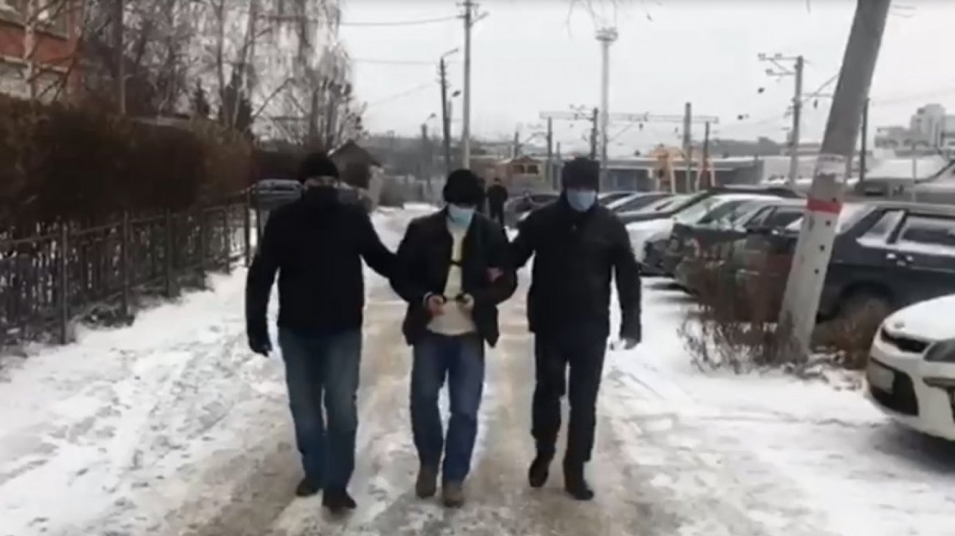 Оренбург нападение. Полиция задержала женщину. Задержание Алимова в Оренбурге. Новости криминал Оренбург. Нападение в Пензе в школе.